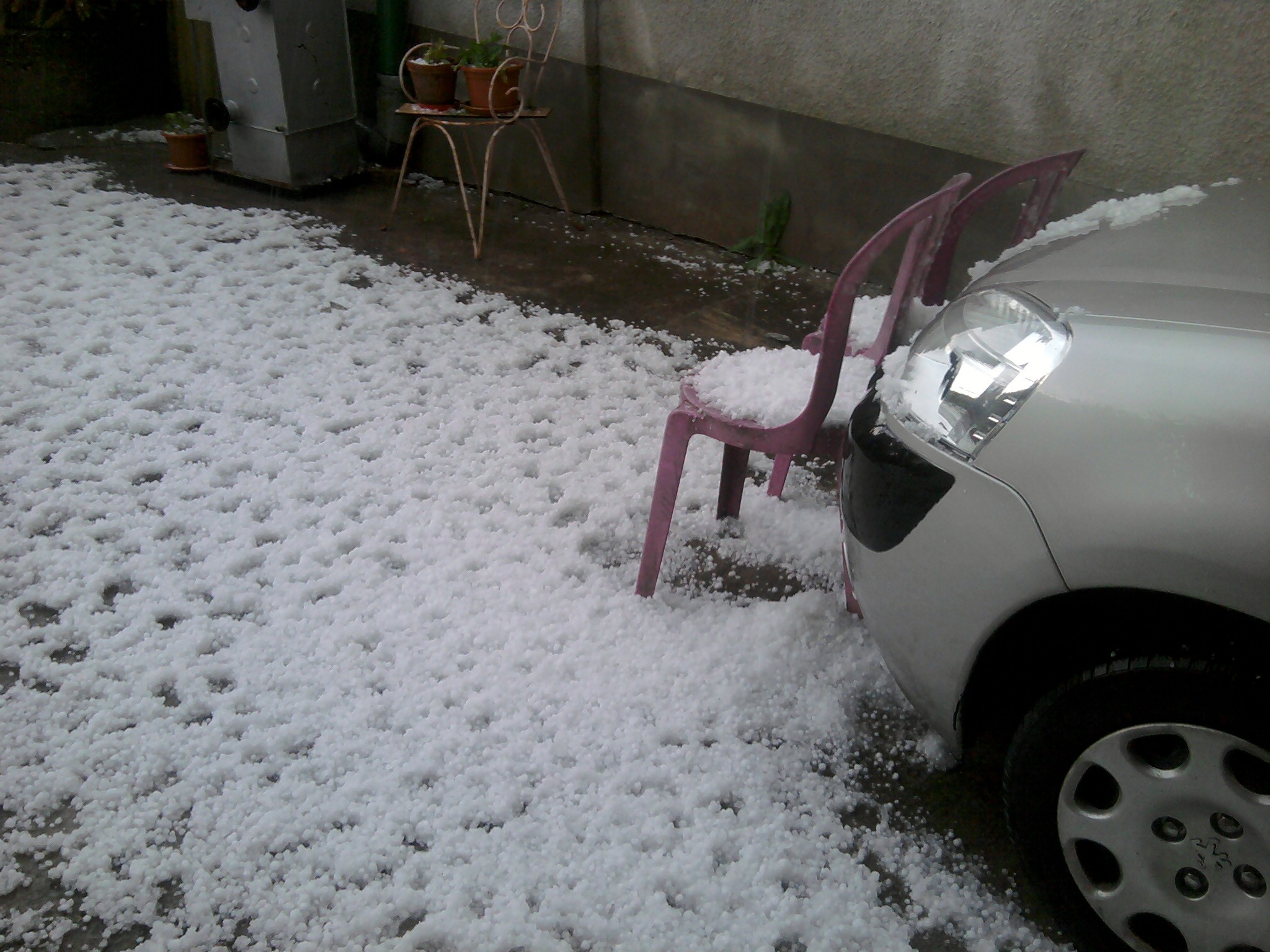 teraz padajú krúpy v sládkovičove vo veľkosti hrášku. Pripájam fotky kde bola pôvodne zelená tráva a teraz je tu ako na vianoce.</p><p>myslím, že fotky povedia všetko. trvalo to asi 10minút a je to "úžasné". 